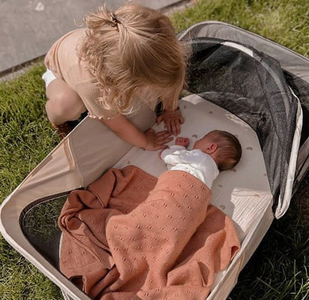 Łóżeczko turystyczne Infant Deluxe BabyBox – kremowe - Image 4