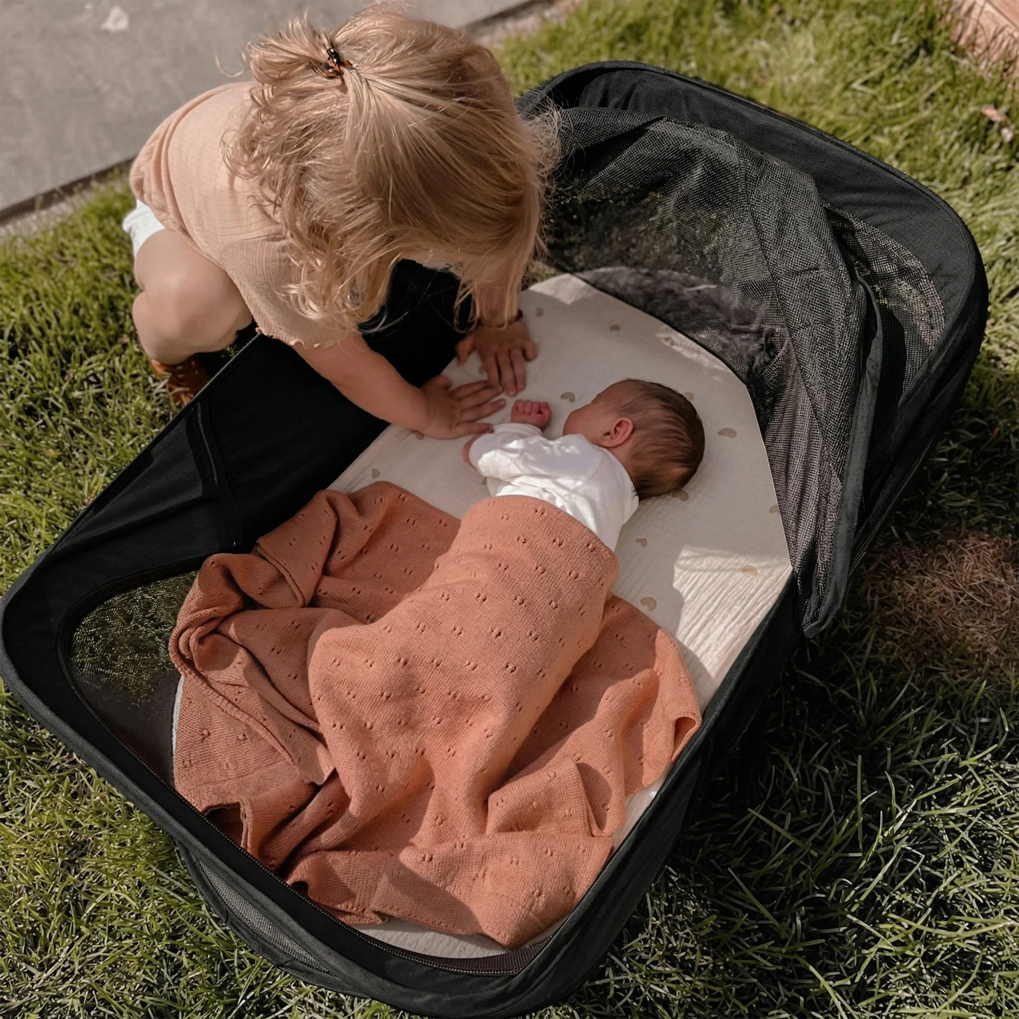 Łóżeczko turystyczne Infant Deluxe BabyBox – czarne - Image 2